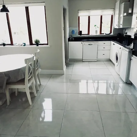 Warm And Newly Renovated 3 Bedroom * Dublin